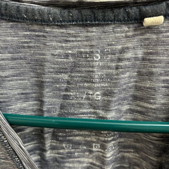 Guess V-Neck - Picture 3 of 3